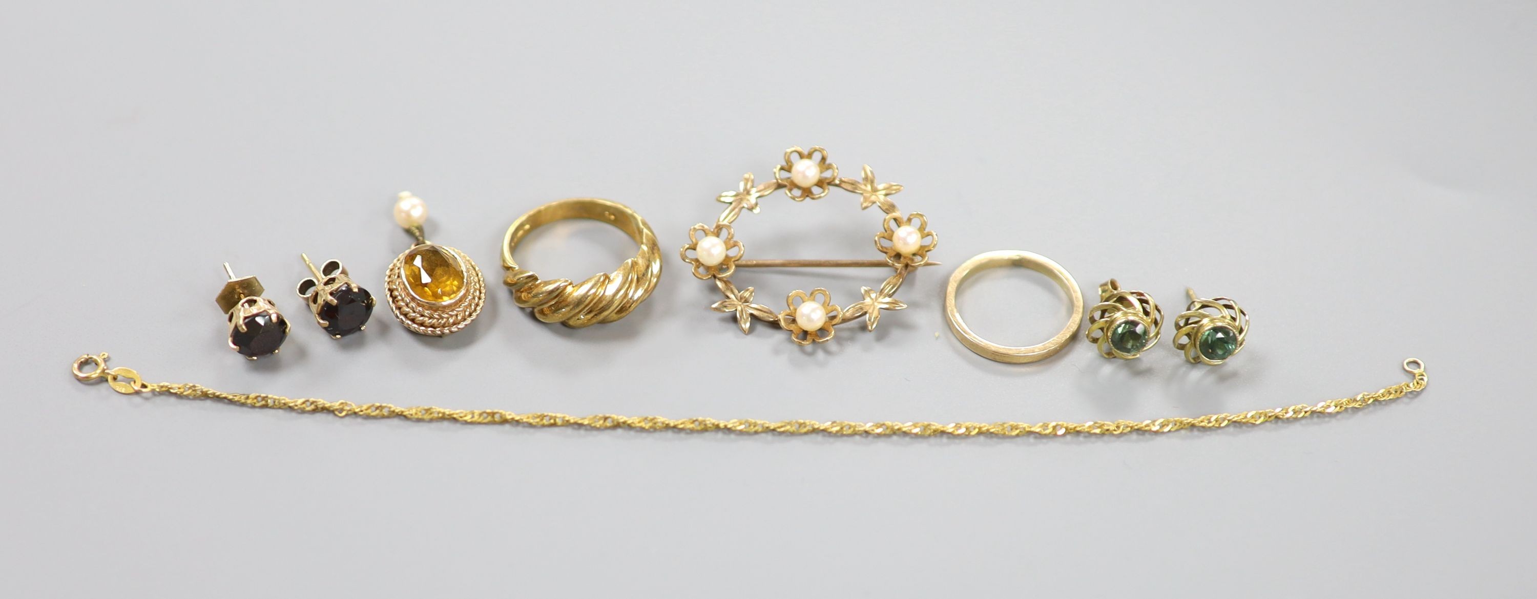 Assorted 9ct and yellow metal jewellery, including a 9ct and cultured pearl brooch and a 9ct gold ring. gross 15.9 grams.